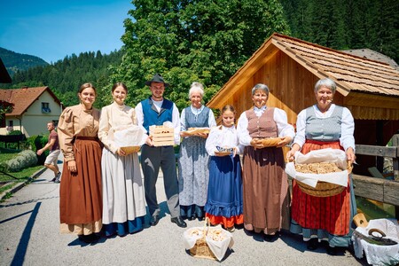 Perice med prikazom pranja na vaškem perišču (Foto Janez Kotar)